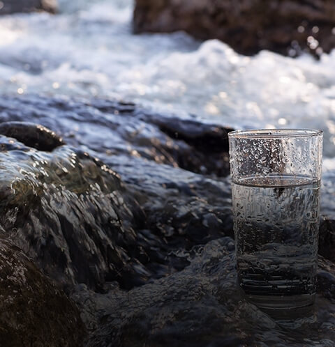 Чистая и свежая родниковая вода